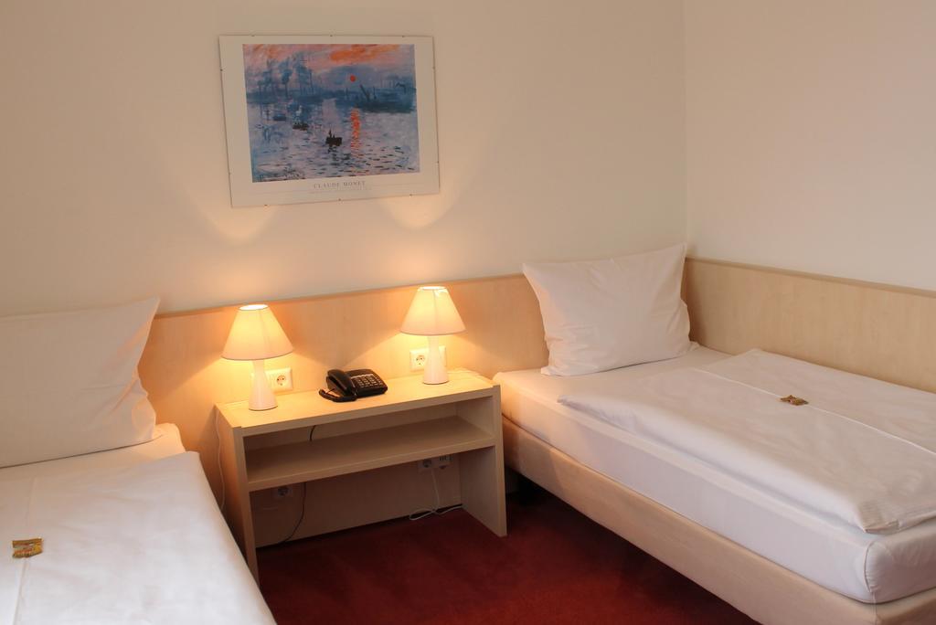 Hotel Am Bad Эсслинген Экстерьер фото