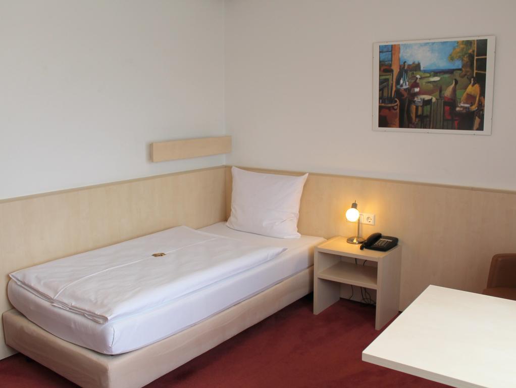 Hotel Am Bad Эсслинген Экстерьер фото